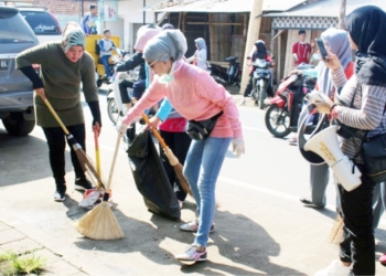 Istri Bupati ‘Beberesih’ Bersama Masyarakat