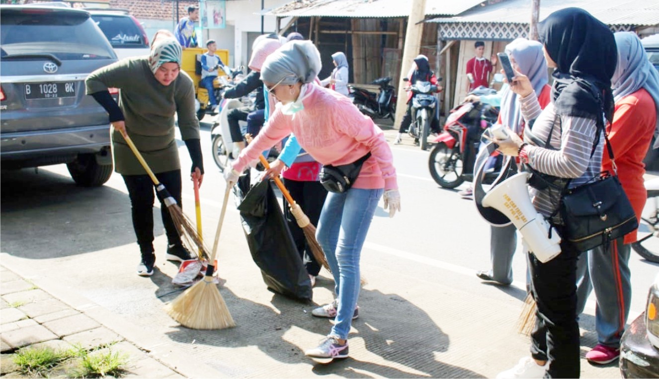 Istri Bupati ‘Beberesih’ Bersama Masyarakat