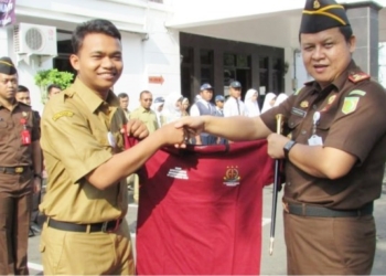 Lawan Korupsi, Kejari Bagikan Stiker dan Kaos