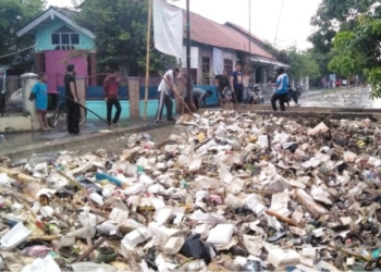 Saluran Sekunder Losari Penuh Sampah