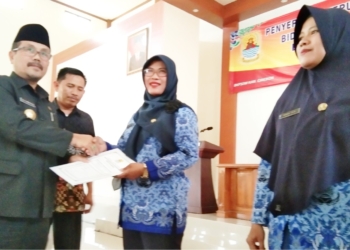 21 Bidan PTT Terima SK CPNS