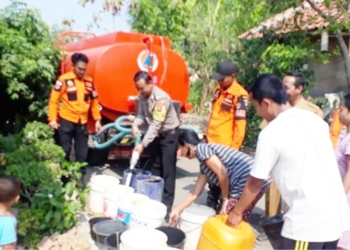 Warga Dapat Bantuan Air Bersih