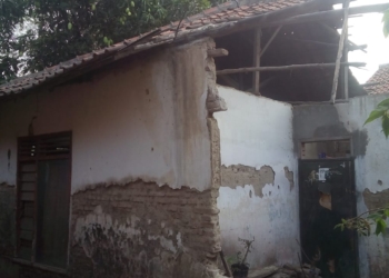 Ambruk 6 Bulan Lalu, Sekeluarga Tempati Rumah Bahaya