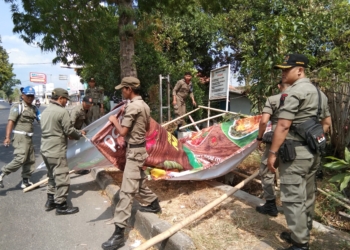 Satpol PP Tertibkan Spanduk dan Reklame