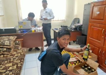 Puluhan Botol Miras Diserahkan