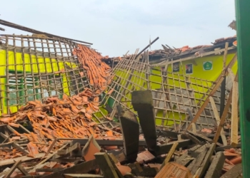 Atap Bangunan MTsN  Jatitujuh Runtuh
