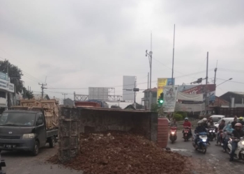 Dump Truk Tronton Terbalik di Tengah Jalan, Ini Penyebabnya