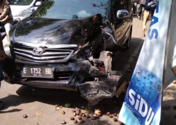 Diduga Supir Ngantuk, Innova Tabrak Pedagang Salak