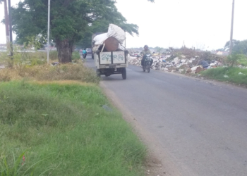 Sampah Menggunung di  Pinggir Jalan