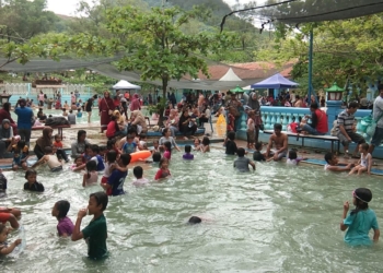 Pemandian Obyek Wisata Banyu Panas Gempol Diserbu Ribuan Warga