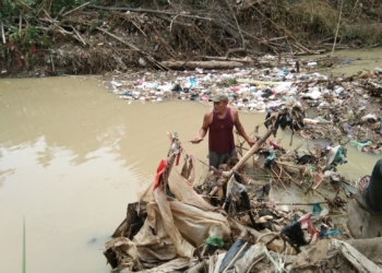 tumpukan sampah memenuhi sungai