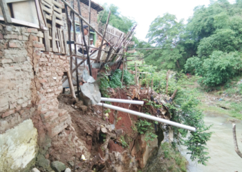Longsor Sungai Cipager Seret Dapur Rumah Warga