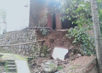 Rumah Warga Terseret Longsor