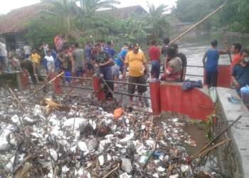 Jembatan di Gamel Tersumbat Sampah