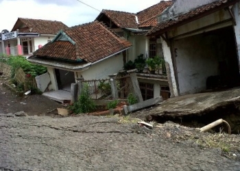 Utara Banjir, Selatan Longsor