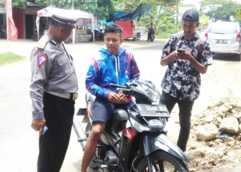 Polsek Lemahabang Cirebon Hukum Pelanggar Lalin Nyanyi Lagu Nasional