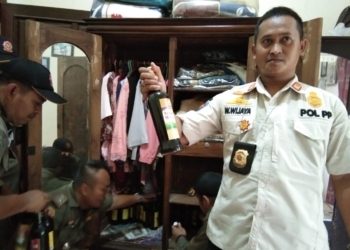 Penjual Sembunyikan Miras di Dalam Lemari Pakaian
