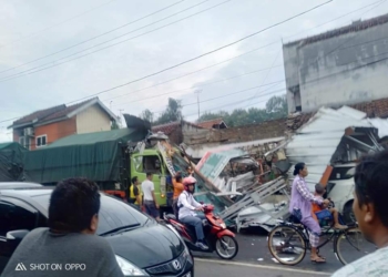 Truk Gandengan Hajar Toko dan Dua Minibus