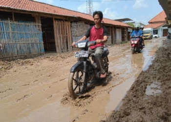 Pengelola Perbaiki Jalan Pasar yang Seperti Sawah