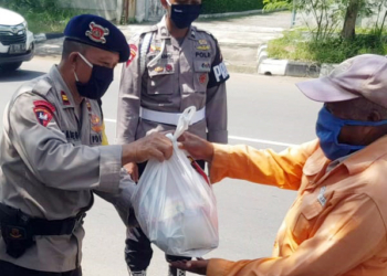 Brimob bagi-bagi sembako
