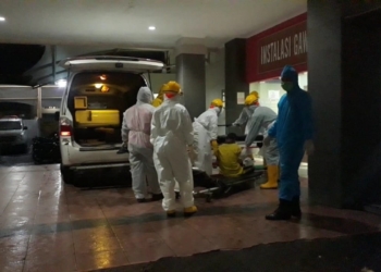 Petugas Evakuasi Pria Tergeletak di Jalan