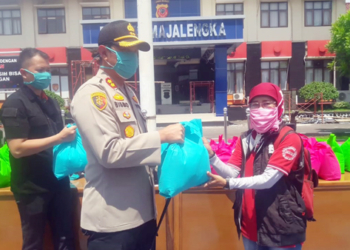 Kapolres Majalengka memberikan Sembako kepada Jurnalis