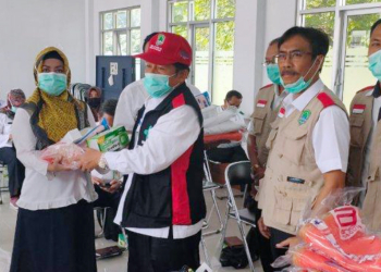 JURU BICARA (Jubir) Penanggulangan Covid-19 Majalengka, H Alimudin menyerahkan APD kepada petugas medis