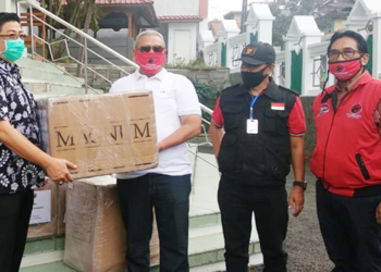 DPR RI Serahkan Bantuan APD ke Kuningan