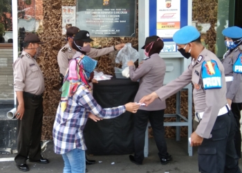 Tegakkan Physical Distancing, Polresta Cirebon Bagikan Beras Pakai Mesin ATM Beras.