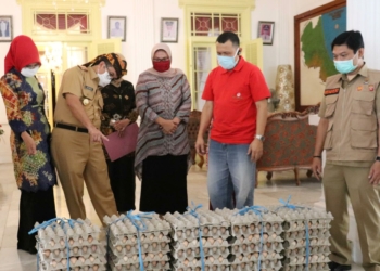 Bupati Terima Bantuan 20 Ribu Telur untuk Warga Terdampak Covid-19
