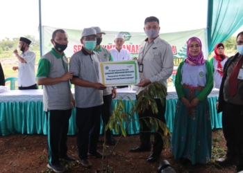 Penghijauan, Bank Mandiri Syariah bersama IAIN Cirebon Tanam 500 Pohon di Desa Astapada