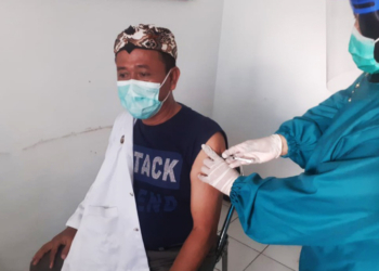 Pelayan Publik di Danawinangun Divaksin