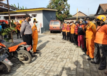 Mobil Boks Terperosok ke Sungai Cipugur, Kernet Hanyut dan Belum Ditemukan