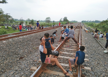Tradisi Ngabuburit Menantang Maut di Kaliwedi Cirebon