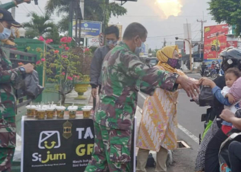 Koramil 1501/Kuningan Bagikan Takjil