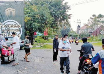 Lazisnu Kota Cirebon Bagikan Takjil Gratis