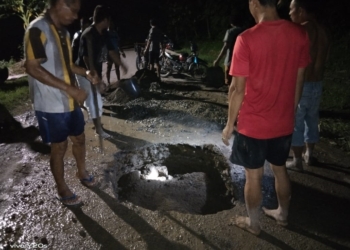 Warga Ciuyah Swadaya Perbaiki Jalan Ambles