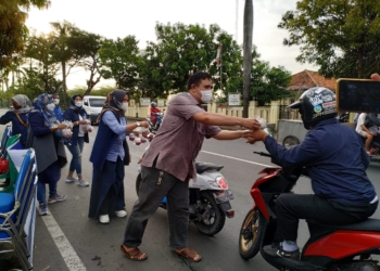 Ingin Lebih Dekat dengan Masyarakat, DPD NasDem Kabupaten Cirebon Bagikan Ribuan Takjil