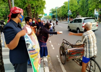 Pengurus OSIS SMK Presiden Kota Cirebon Bagi-bagi Takjil
