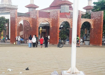 Pengunjung Alun-alun Kejaksan Abaikan Kebersihan