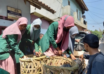 Pahami Kesulitan Rakyat di Tengah Pandemi, Mahasiswa IAIN Cirebon Bagikan Sembako dan Buah