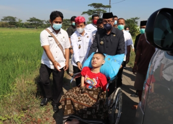 Dilepas Bupati Cirebon Berobat ke RSHS Bandung, Bocah Asal Gempol Idap Cerebral Palsy