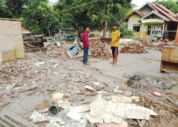 Rumah Warga Lebakmekar Tiba-tiba Ambruk, Dua KK Terpaksa Tinggal di Tenda Darurat