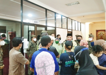 Pedagang Pasar Jungjang Geruduk Ruang Bupati Cirebon