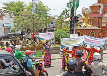 Satpol PP Gandeng Ronggeng Bugis Sosialisasi Prokes