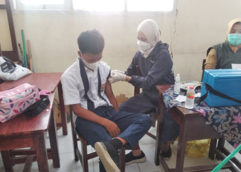 Memberikan Rasa Aman Saat PTM, Pelajar  SMPN 1 Waled Divaksin