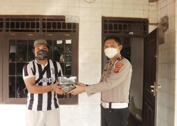 Polisi Beri Helm, Masker, dan Uang Tunai