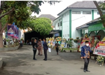 Sambut Kedatangan Menag Yaqut, Karangan Bunga Hiasi IAIN Cirebon