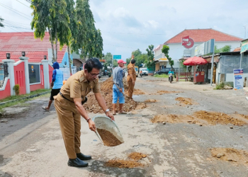 Pemdes Tersana Dibantu Masyarakat Uruk Jalan Berlubang