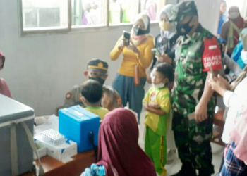 Koramil 0620-11/Astanajapura Aktif Dampingi Vaksinasi